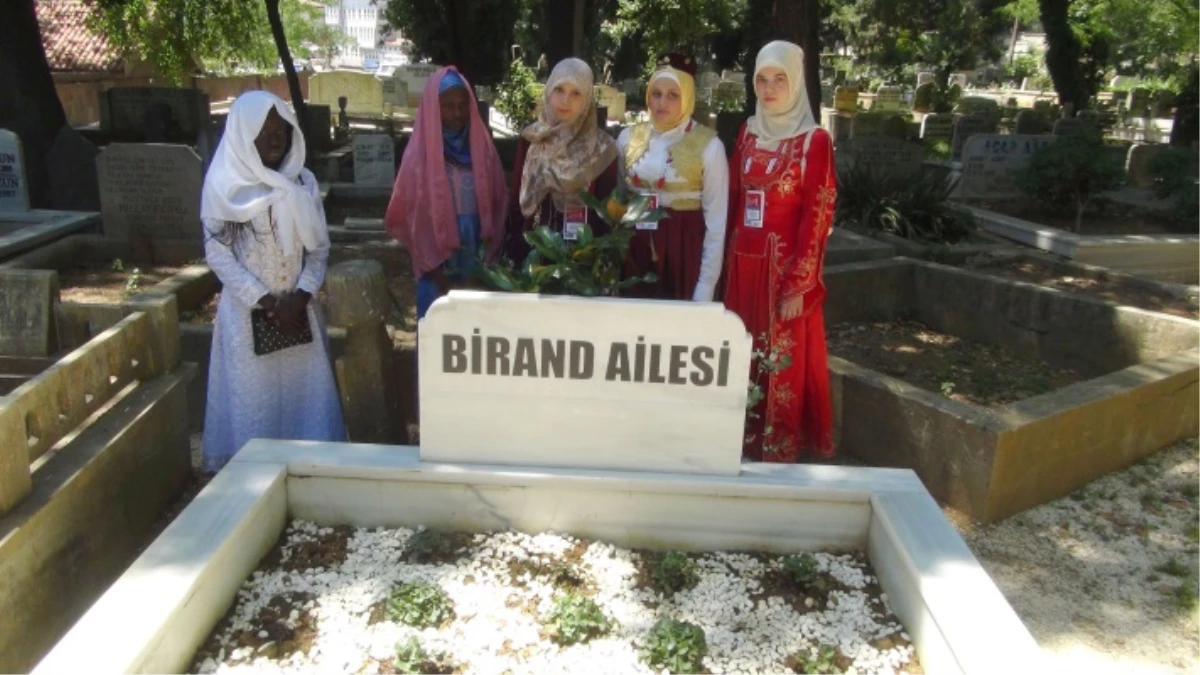 Türkçenin Çocukları Birand\'ın Kabrini Ziyaret Etti