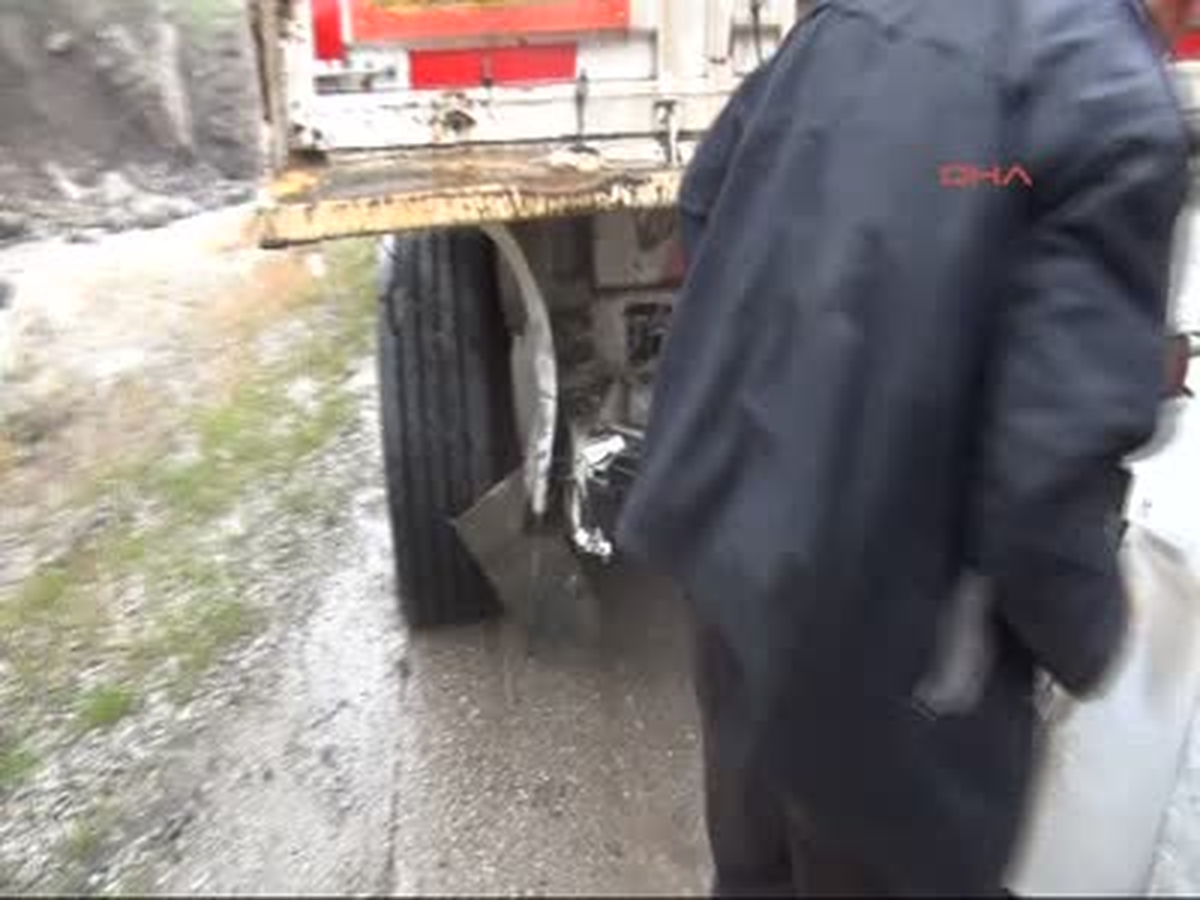 Yüksekova'da Minibüsle Tır Çarpıştı 3 Ölü, 11 Yaralı