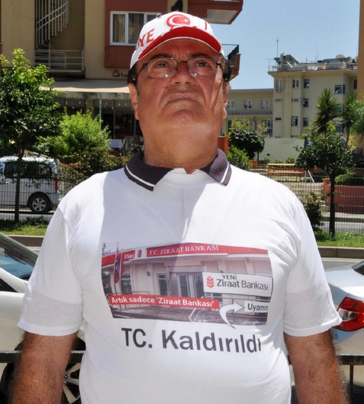 Ziraat Bankası Önünde 'T.c.' İçin Durdu