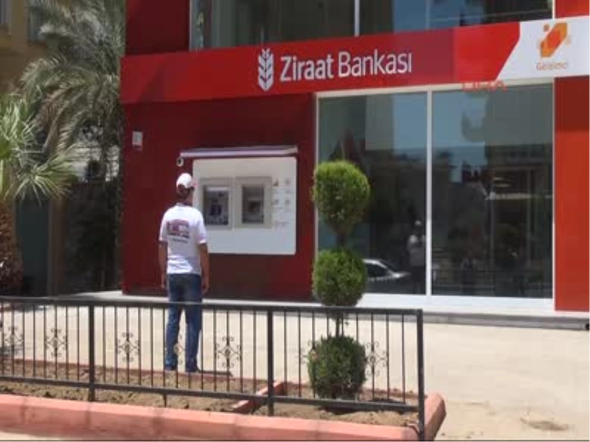 Ziraat Bankası Önünde \'T.c.\' İçin Durdu