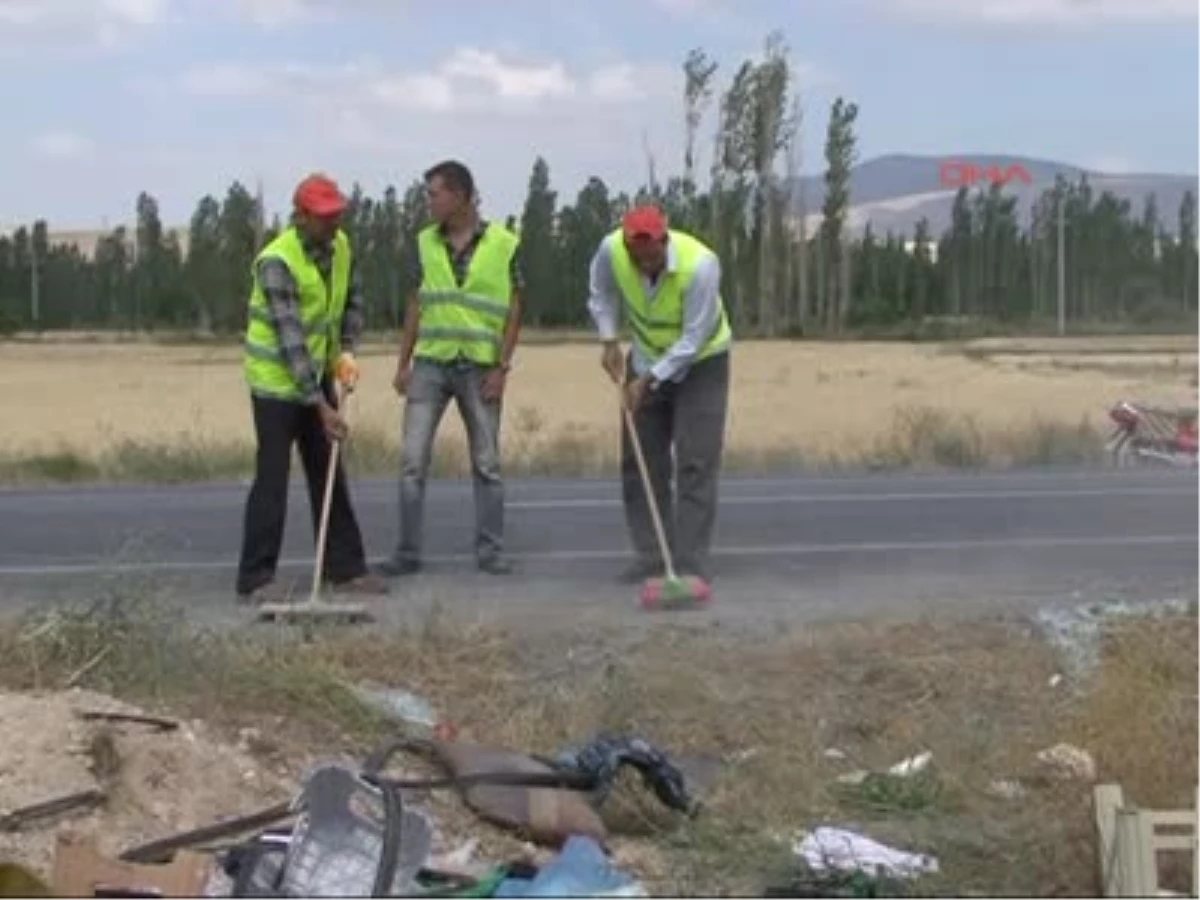 Afyonkarahisar\'da Tarım İşçisi Taşıyan Minibüs Kaza Yaptı 4 Ölü, 19 Yaralı