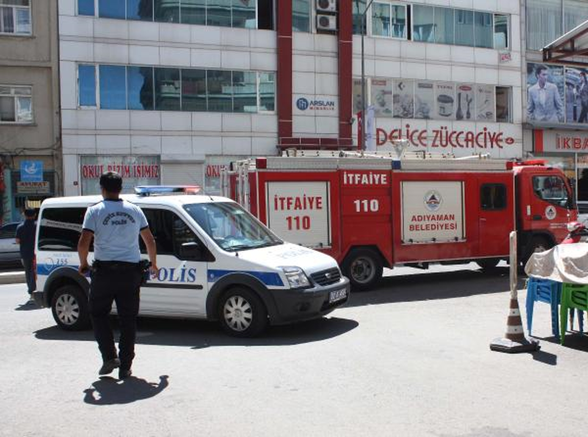 Mahsur Kalan 3 Kişi İtfaiye Tarafından Kurtarıldı