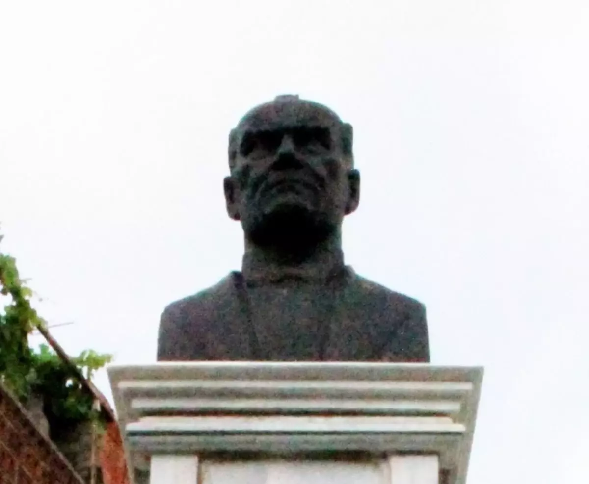 Atatürk'ün Yaşarken Hediye Ettiği Kendi Büstü Korunuyor