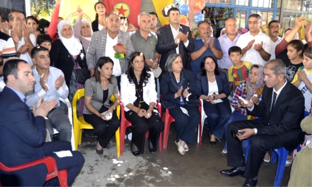 BDP Eş Başkanı Kışanak, Partilerine Katılan Ailelere Rozet Taktı