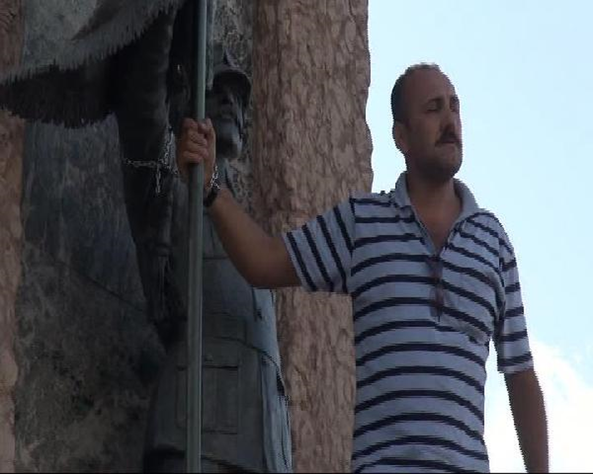 Cumhuriyet Anıtı\'ndaki Heykele Zincirledi