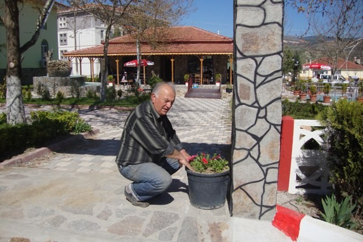 Dereköy Belediyesi\'nden Çiçek Dikim Çalışmaları