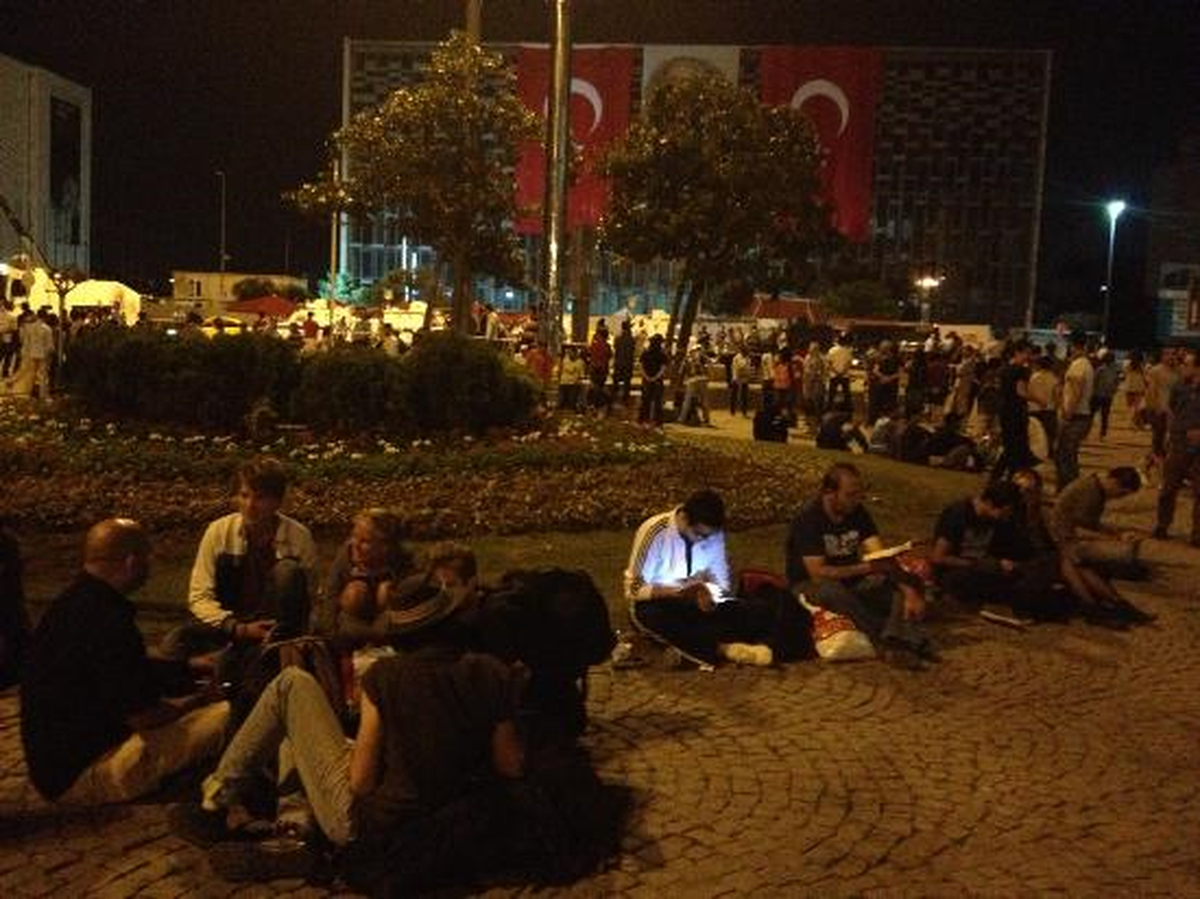 "Duran Adamlar" Eyleminden İlginç Görüntüler