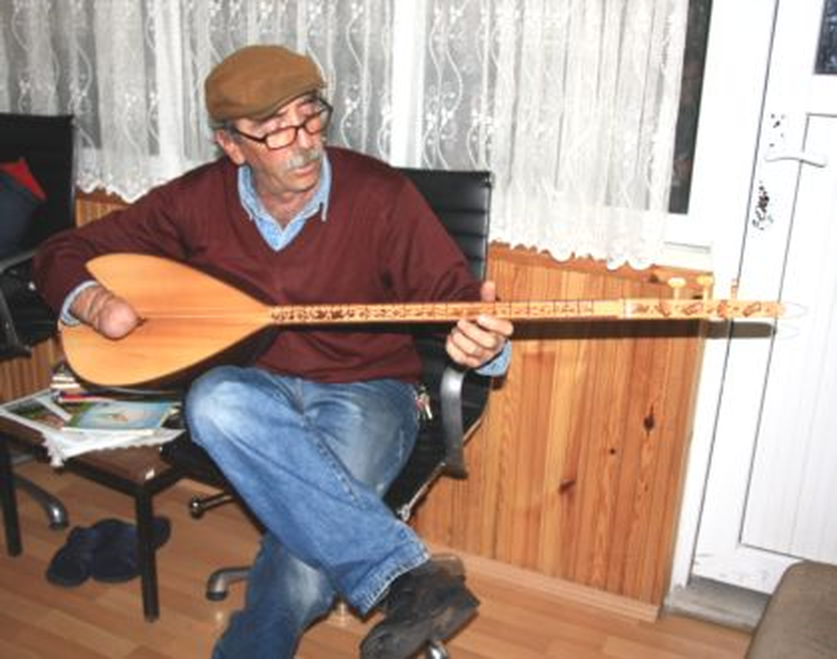 Elini Kaybetmesi Saz Çalmasına Engel Olmadı