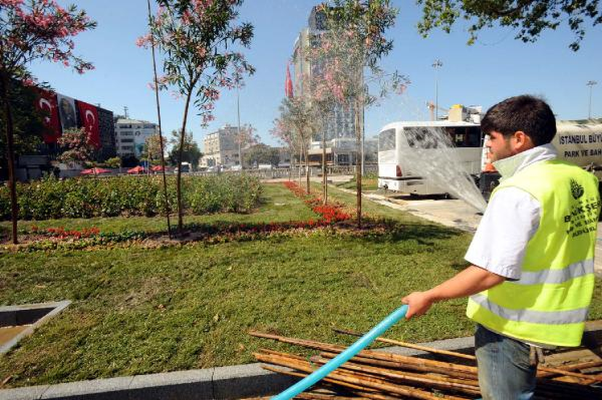 Gezi Parkı\'nda Çevre Düzenlemesi Devam Ediyor
