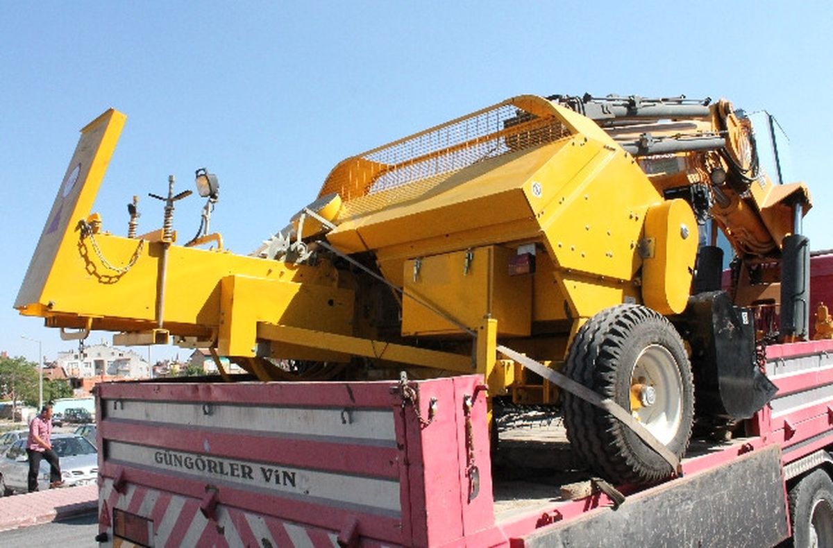 Hırsızlar Saman Balya Makinesini Çaldı