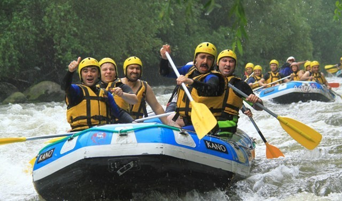 İş Adamları Raftingle Stres Attı