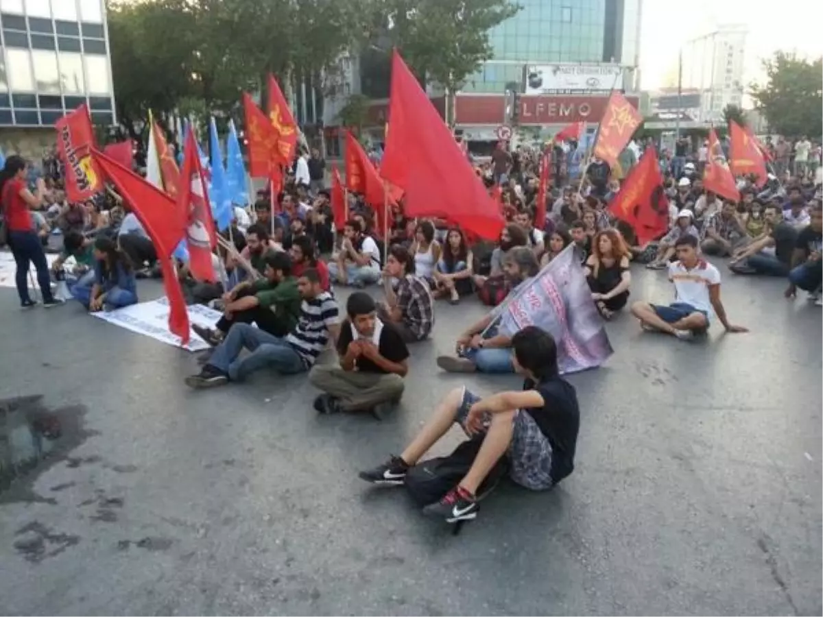 İzmir\'de Gözaltılar Oturma Eylemiyle Protesto Edildi (2)