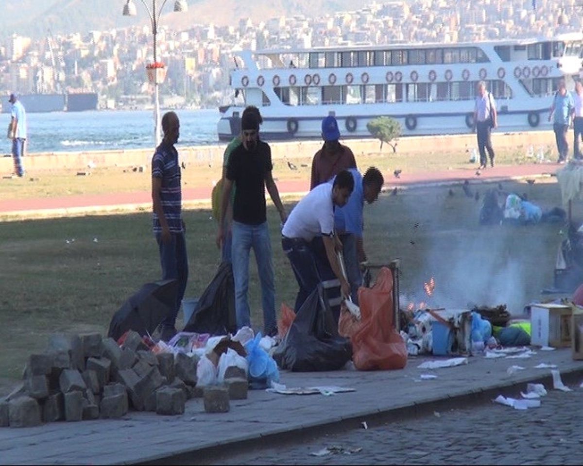 İzmir\'de Toplanan Çadırların Ardından Temizlik Başladı