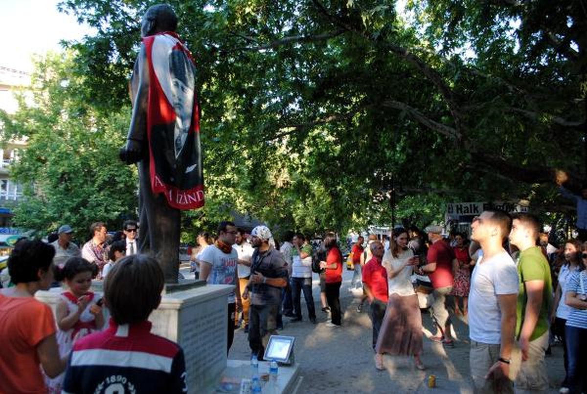 Kuğulupark\'ta Atatürk\'e Selam \'Duran Adam\'a Alkış