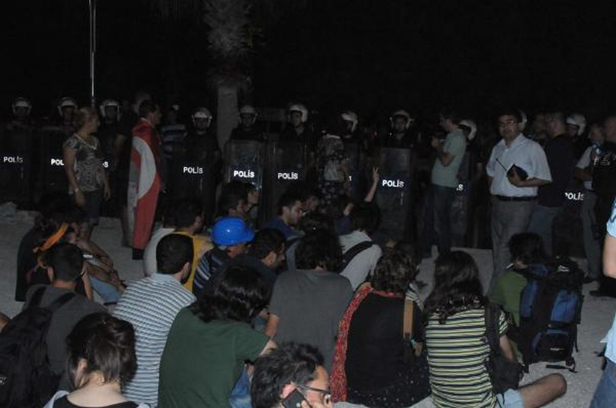 Mersin\'de Eylem Çadırlarına Gece Baskını
