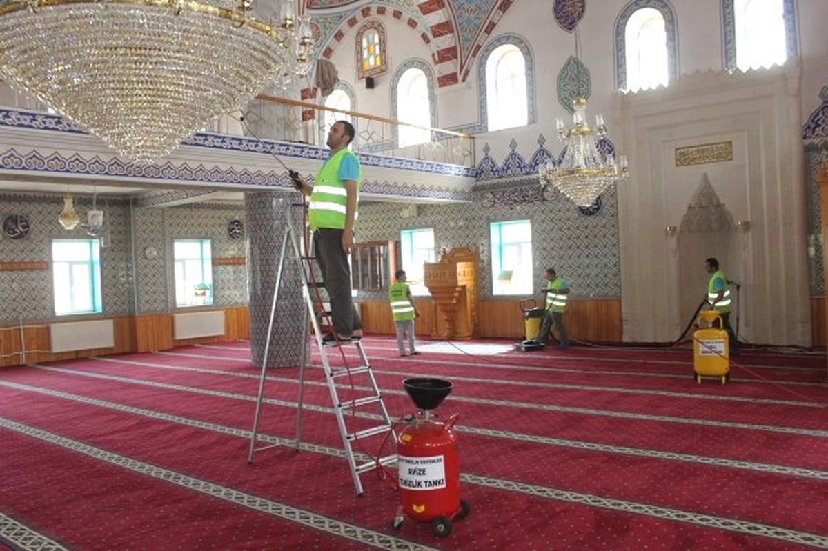 Palandöken Belediyesi\'nden Camilerde Ramazan Temizliği