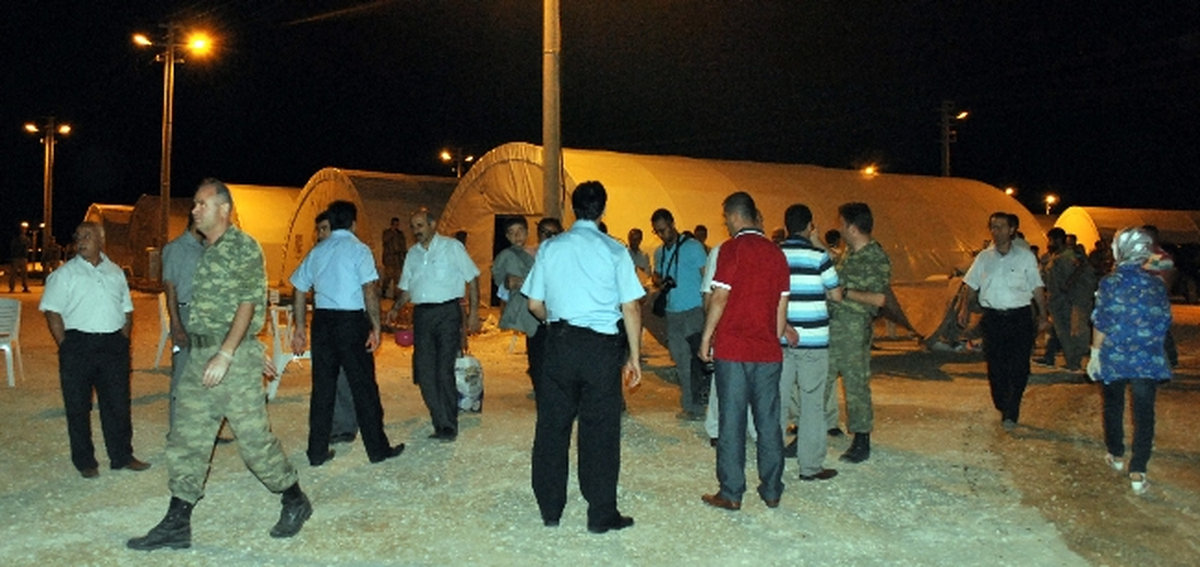 Suriye\'den Midyat\' Taki Kampa Getirilen 625 Kişilik İlk Kafile Çadırlara Yerleştiriliyor