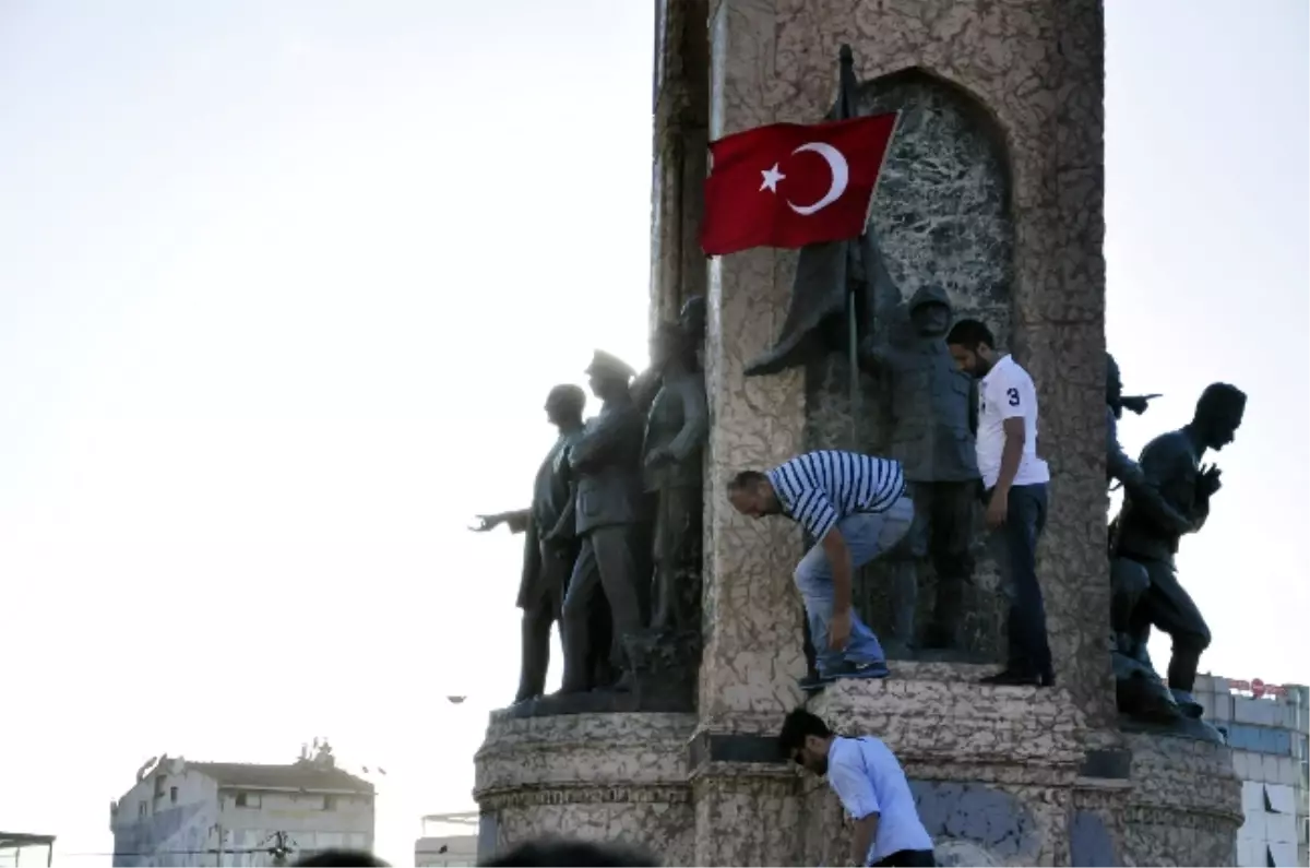 Taksim Atatürk Anıtı\'na Kendisini Zincirleyen Şahıs Gözaltına Alındı