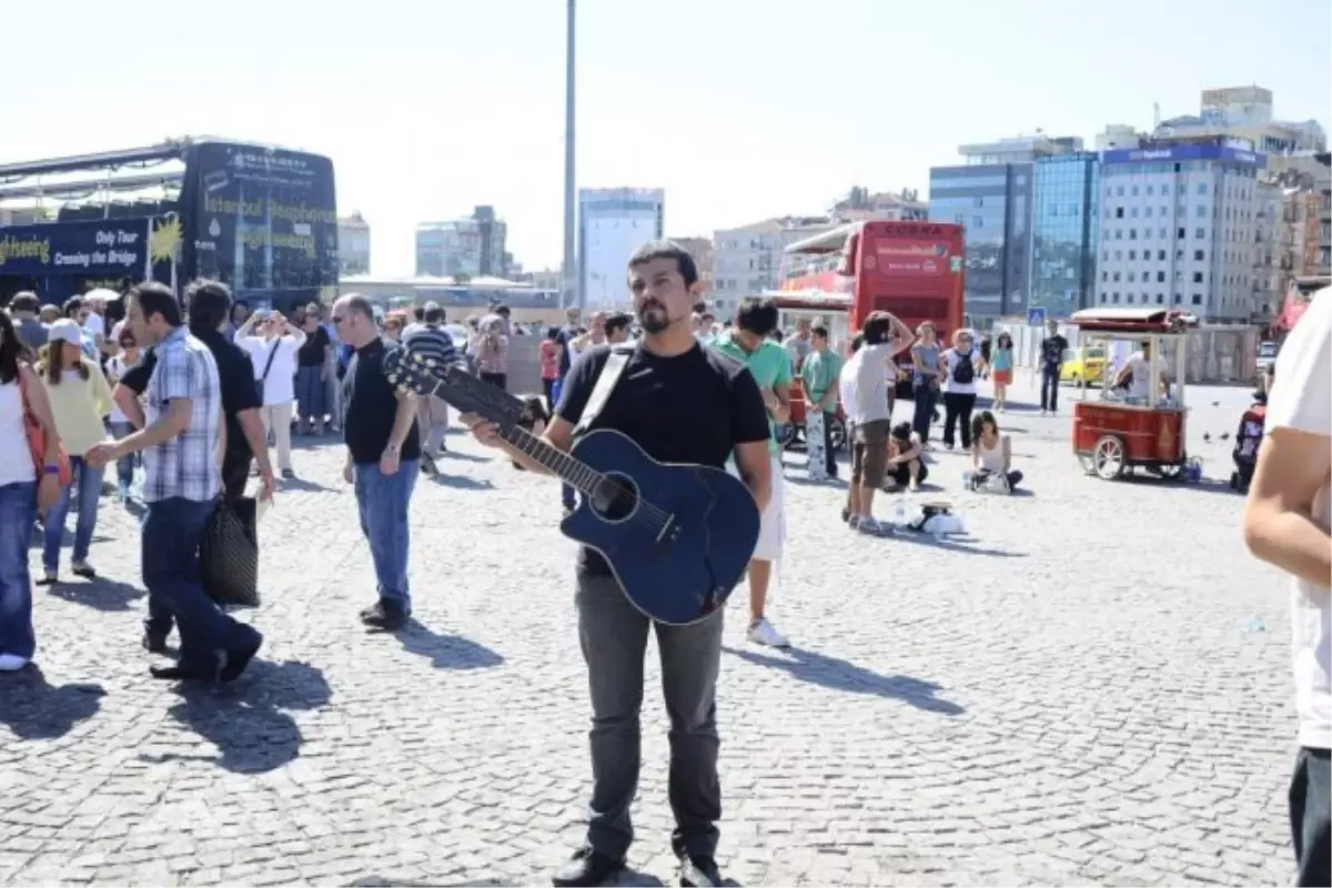 Taksim'de 'Duran Adam' Eylemleri Devam Ediyor