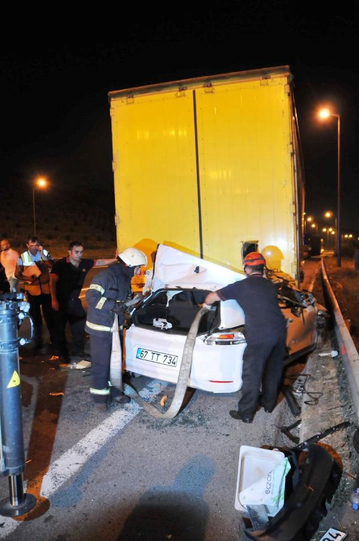 Tırın Altına Giren Otomobilin Sürücüsü Yaralandı