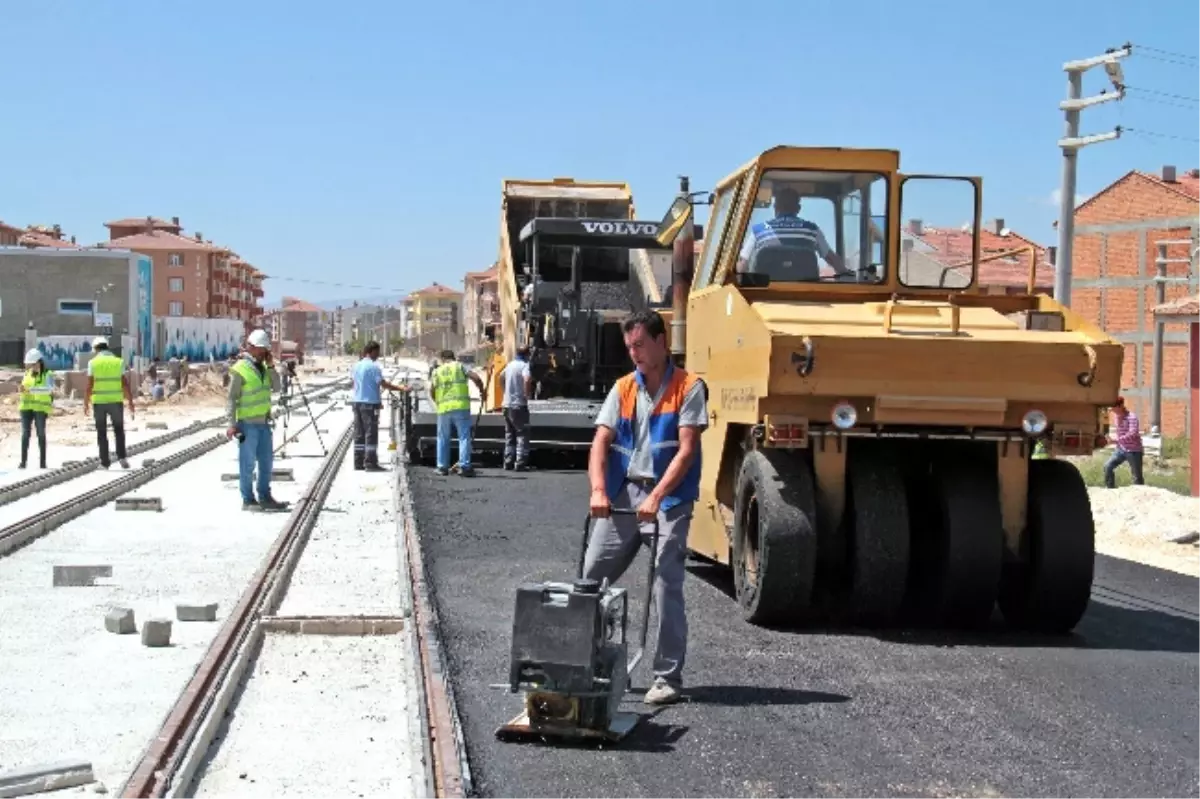 Yeni Tramvay Hatlarının Geçtiği Yollarda Asfalt Çalışmaları Başladı