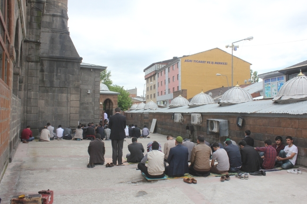 Ağrı\'da Camiler Doldu