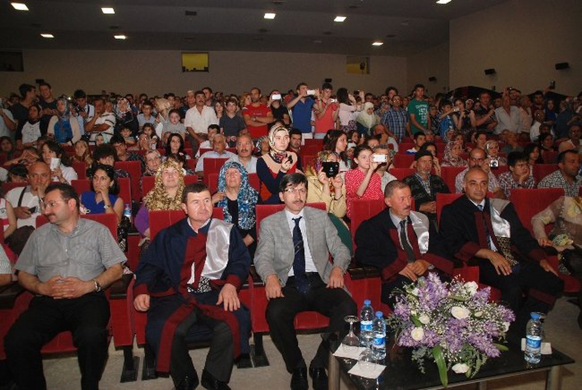 Akü Eğitim Fakültesinde Mezuniyet Heyecanı