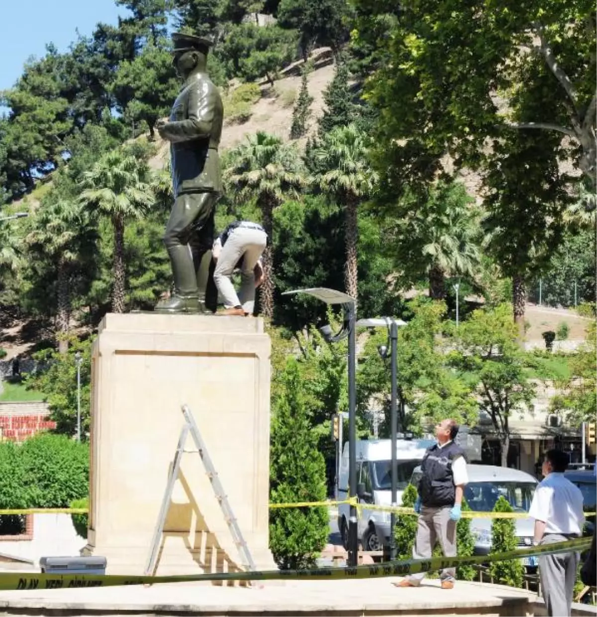 Atatürk Anıtı\'nı Yakma İddiasına Gözaltı