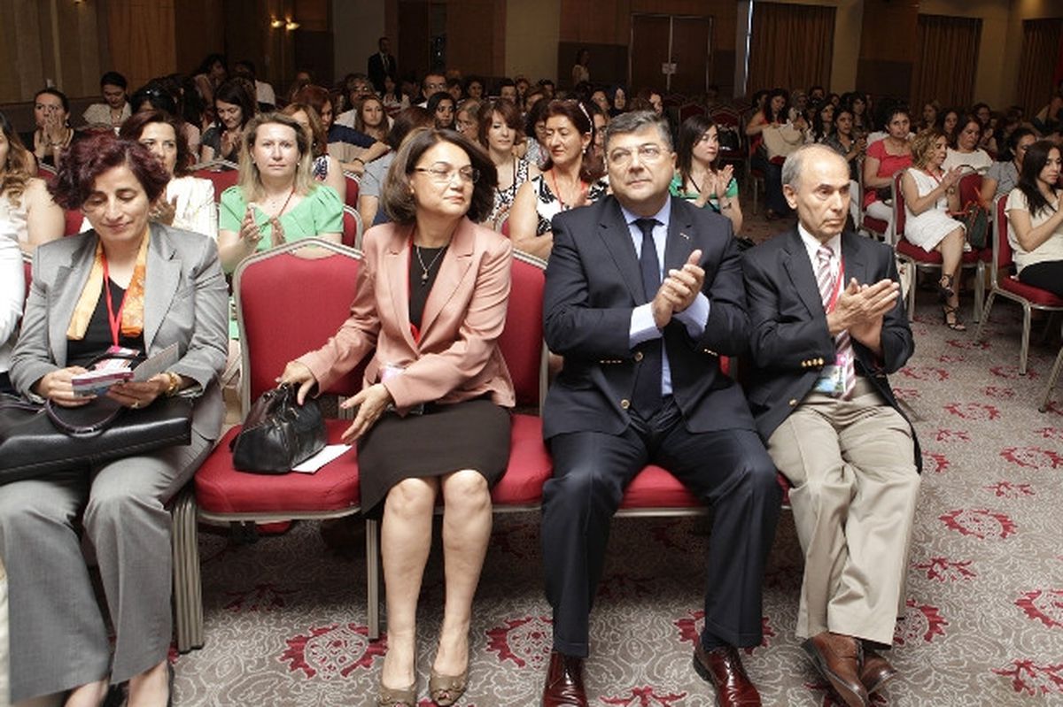 Başkan Sındır, 1. Ulusal Doğum Sonrası Bakım Kongresi\'nde Konuştu
