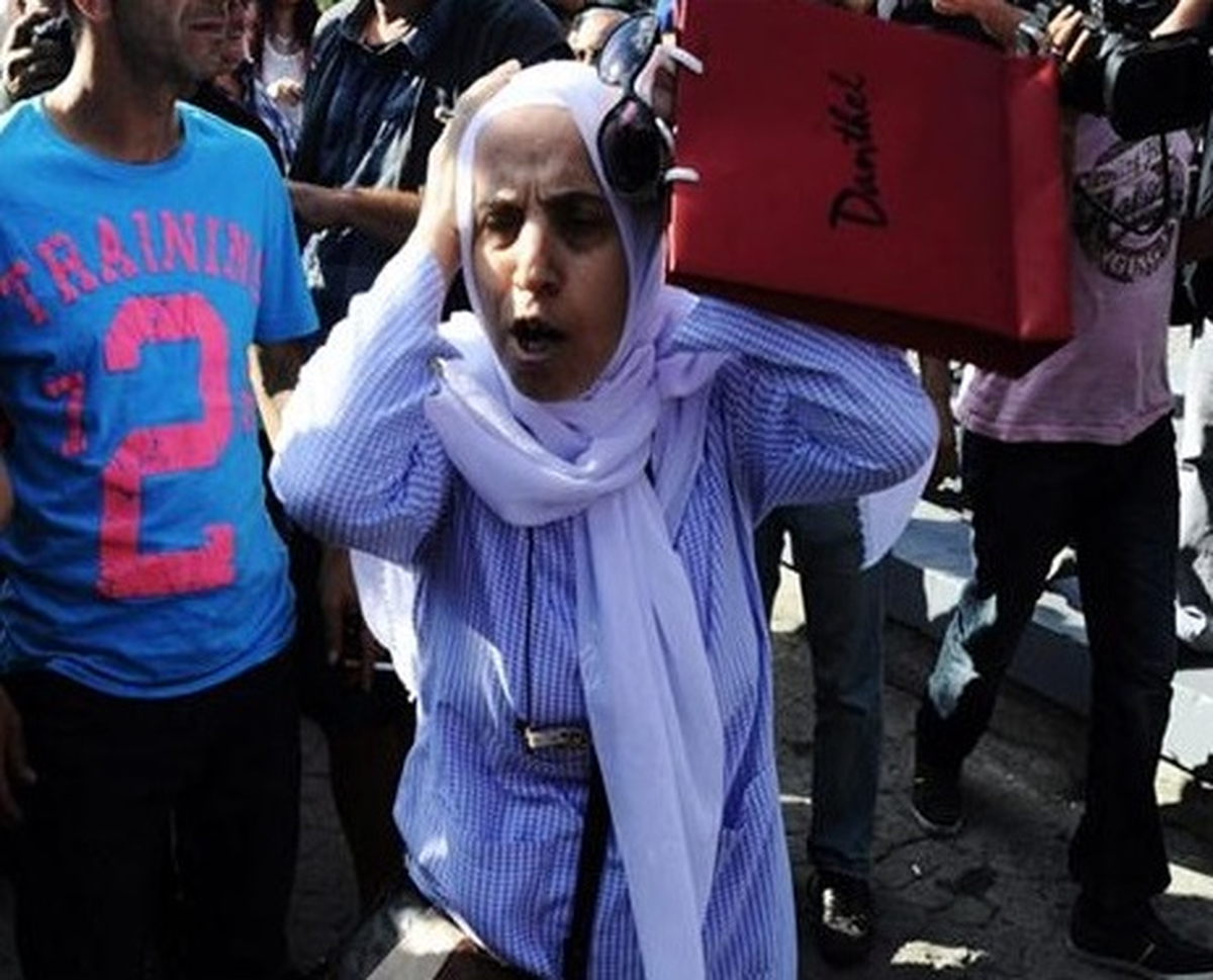 Bikinili Kızı Protesto Eden Yaşlı Kadın, \'Duran Adam\'ları da Protesto Etti