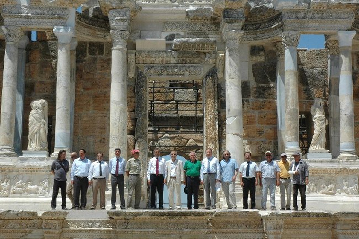 Bin 800 Yıllık Tiyatro Sahnesi Ayağa Kaldırıldı
