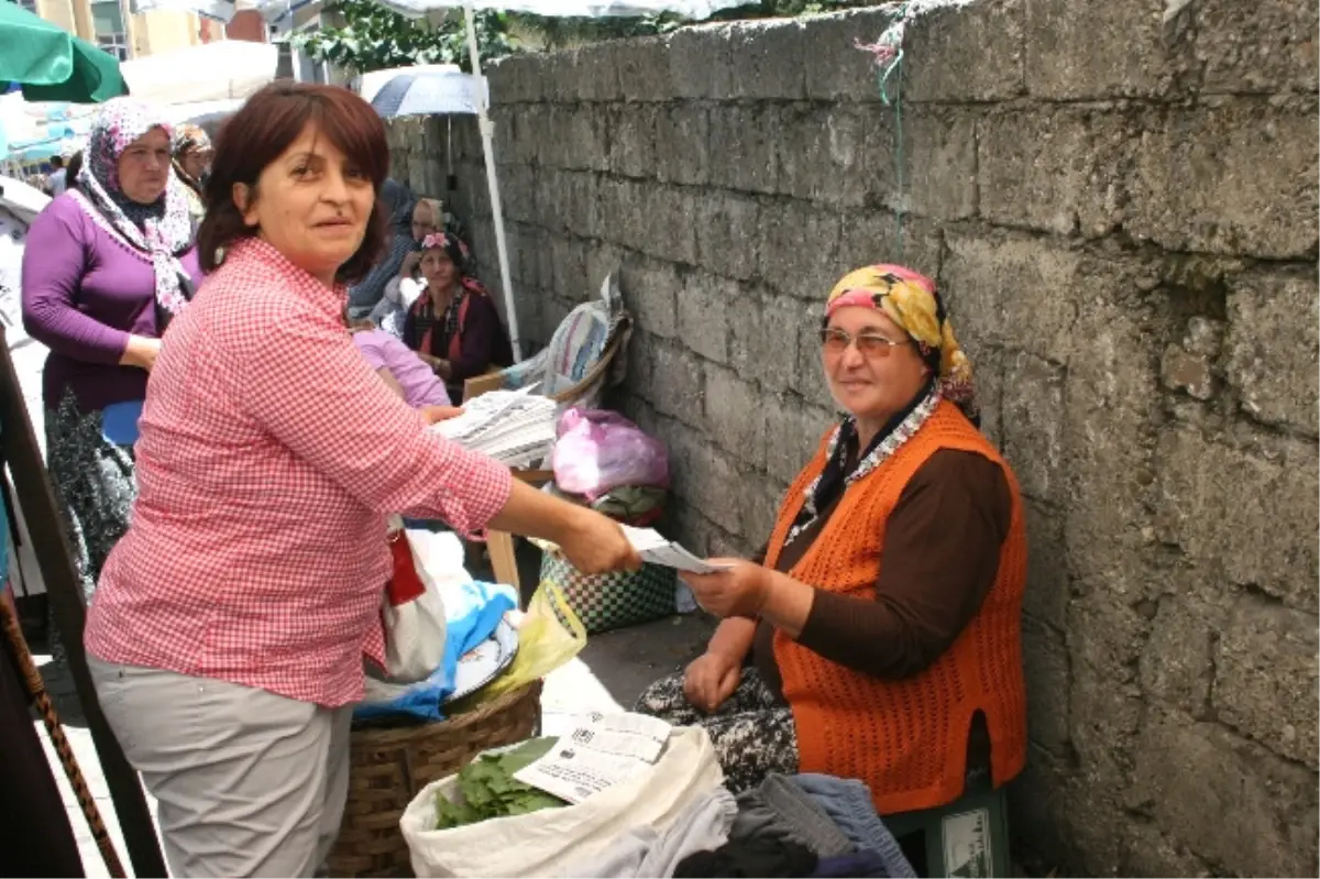 CHP Kadın Kolları Pazarda Broşür Dağıttı