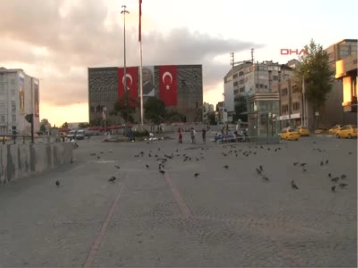 * Dans Sanatçısı Erdem Gündüz Tarafından Taksim Meydanı\'nda Başlatılan "Duran Adam" Eylemi 5.Güne...