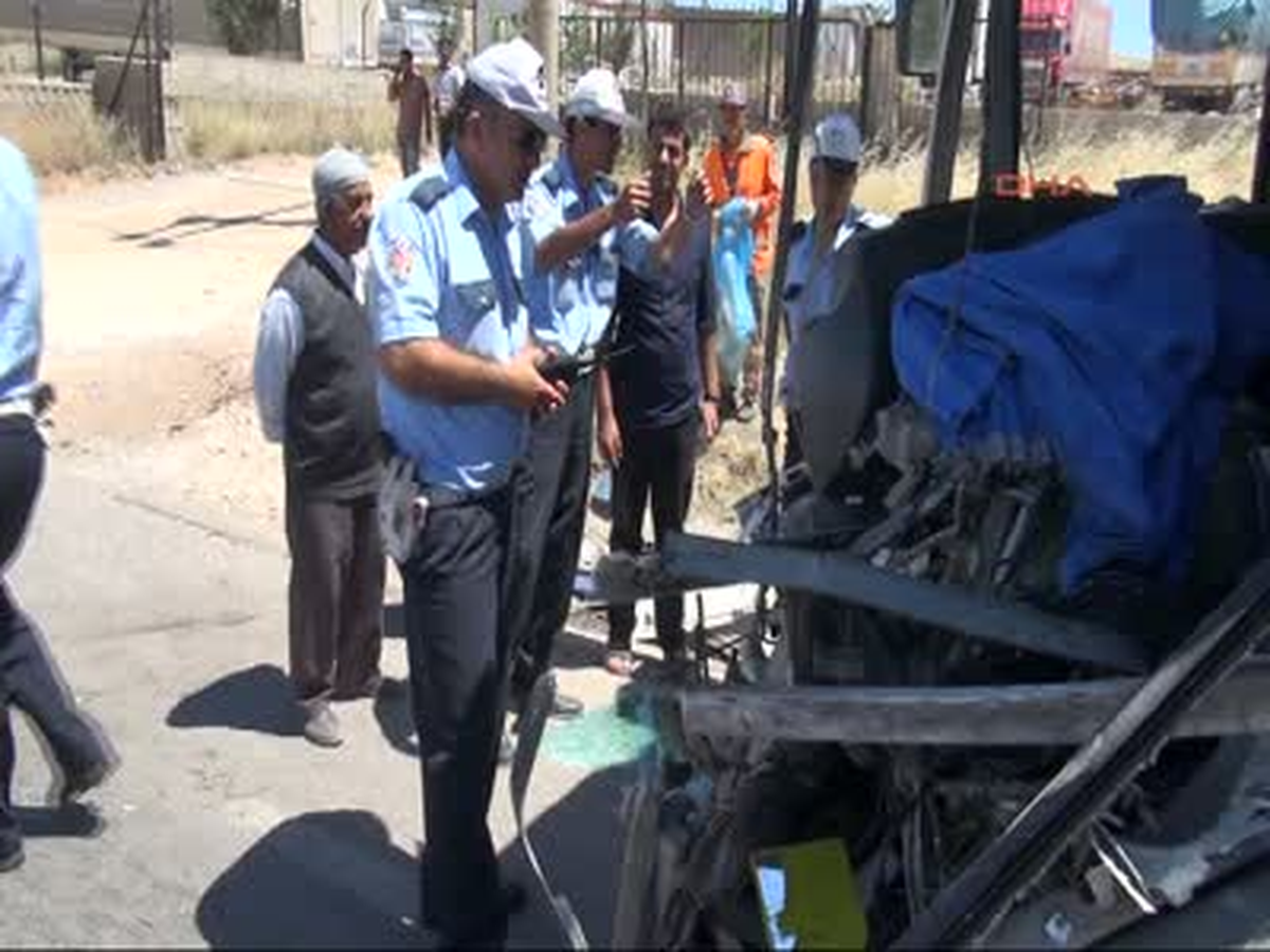 Gaziantep\'te Midibüs Tır\'a Çarptı 2 Yaralı