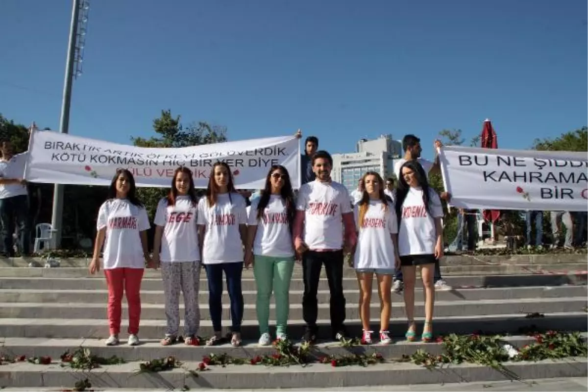 Gezi Parkı\'ndaki Polise Gül Dağıttılar