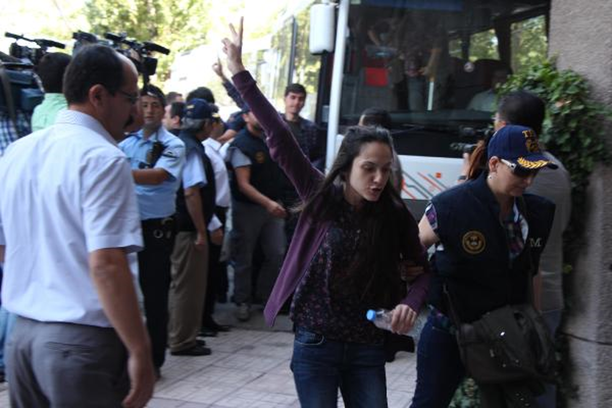 Gözaltına Alınan 26 Kişi Adliye\'de