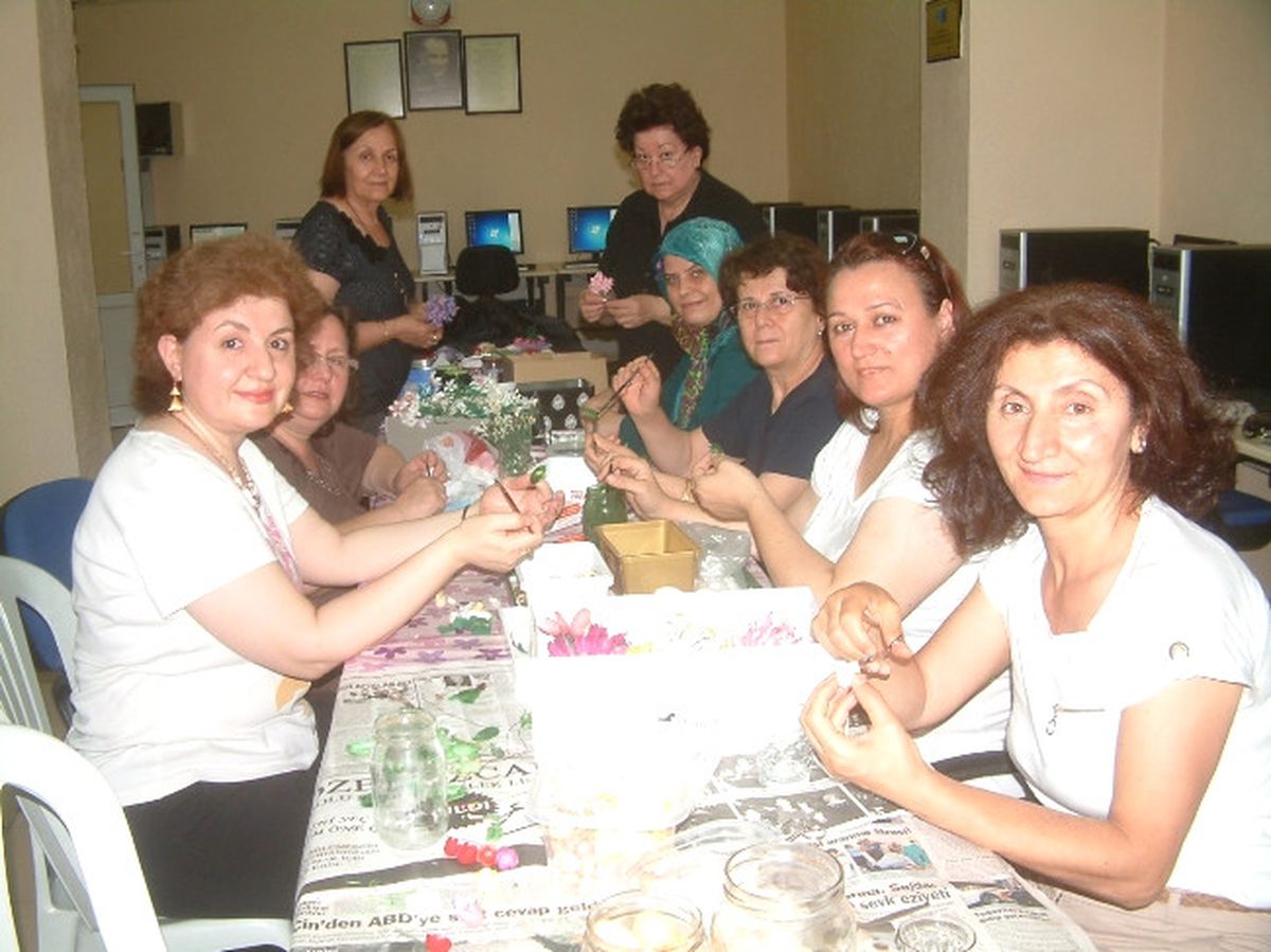 İpek Kozaları, Kadınların Elinde Çiçek Oldu
