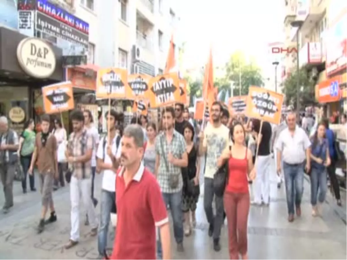 İzmir\'de Gözaltılar Oturma Eylemiyle Protesto Edildi