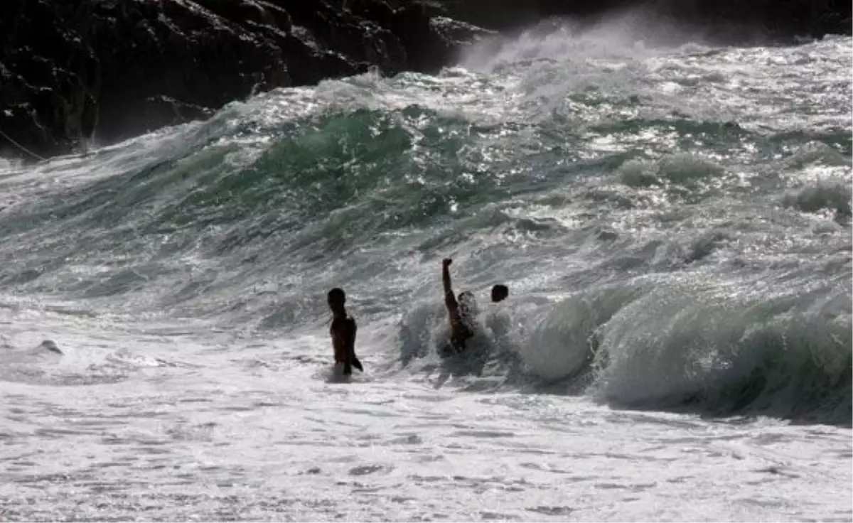 Karadeniz\'in Azgın Dalgalarında Can Verdiler