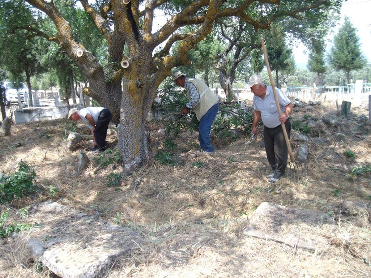 Manisa\'da Köy Mezarlıkları Temizleniyor