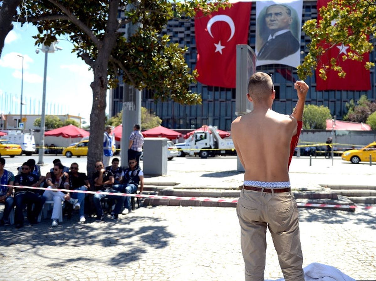 (Özel Haber) Duran Adamdan Sonra Soyunan Adam Eylemi