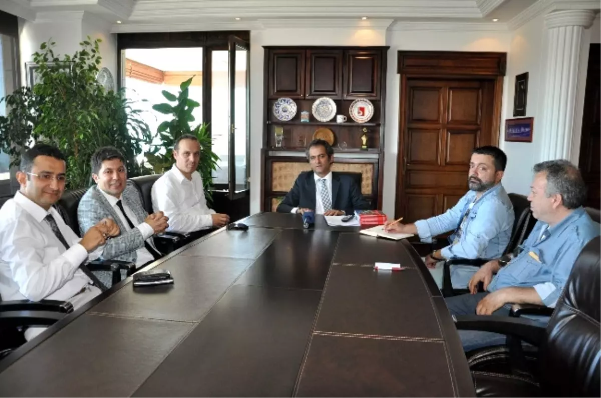 Rektör Özer, Köşe Yazarları ile Bir Araya Geldi