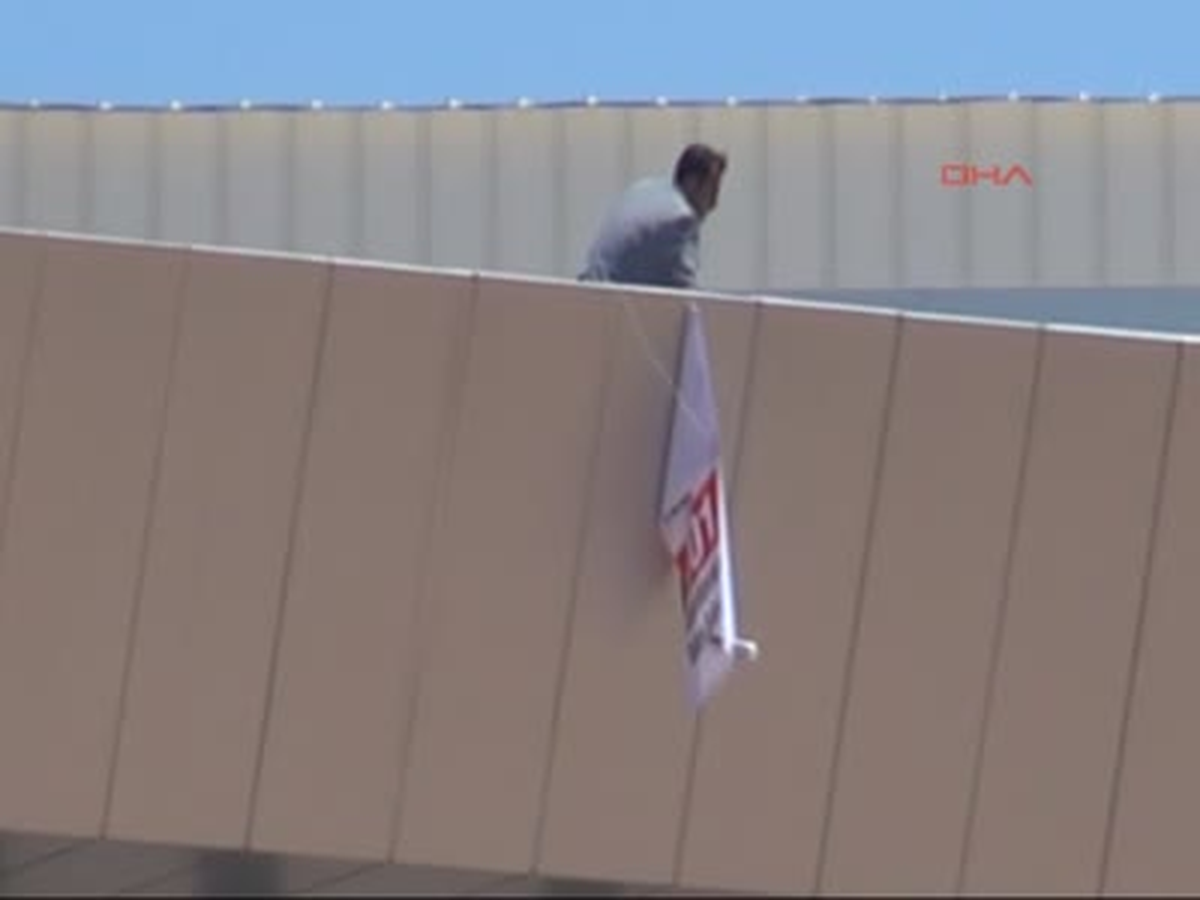 Rektörle Görüşemek İçin Çatıya Çıktı