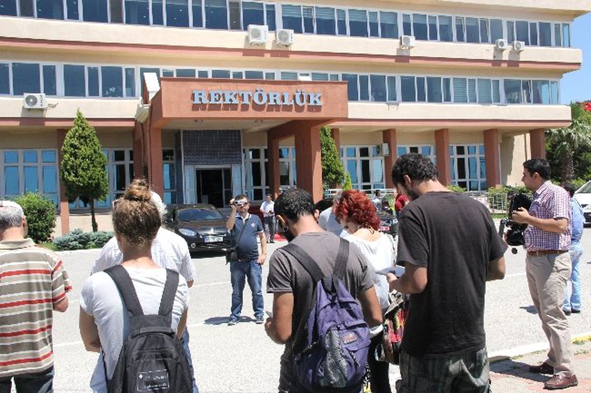 Rektörlük Binası Önünde "Duran Adam" Protestosu