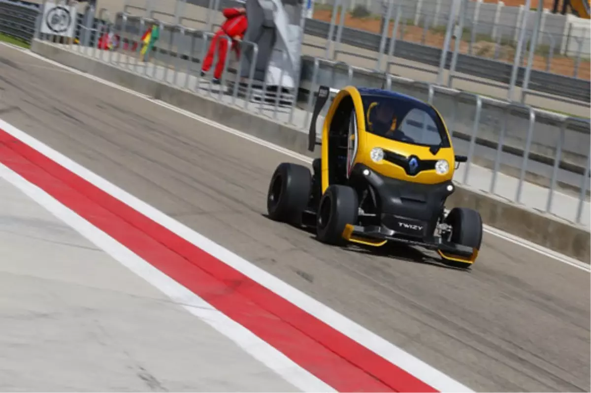 Renault, 2014 F1 Yarış Motorunu Günyüzüne Çıkardı