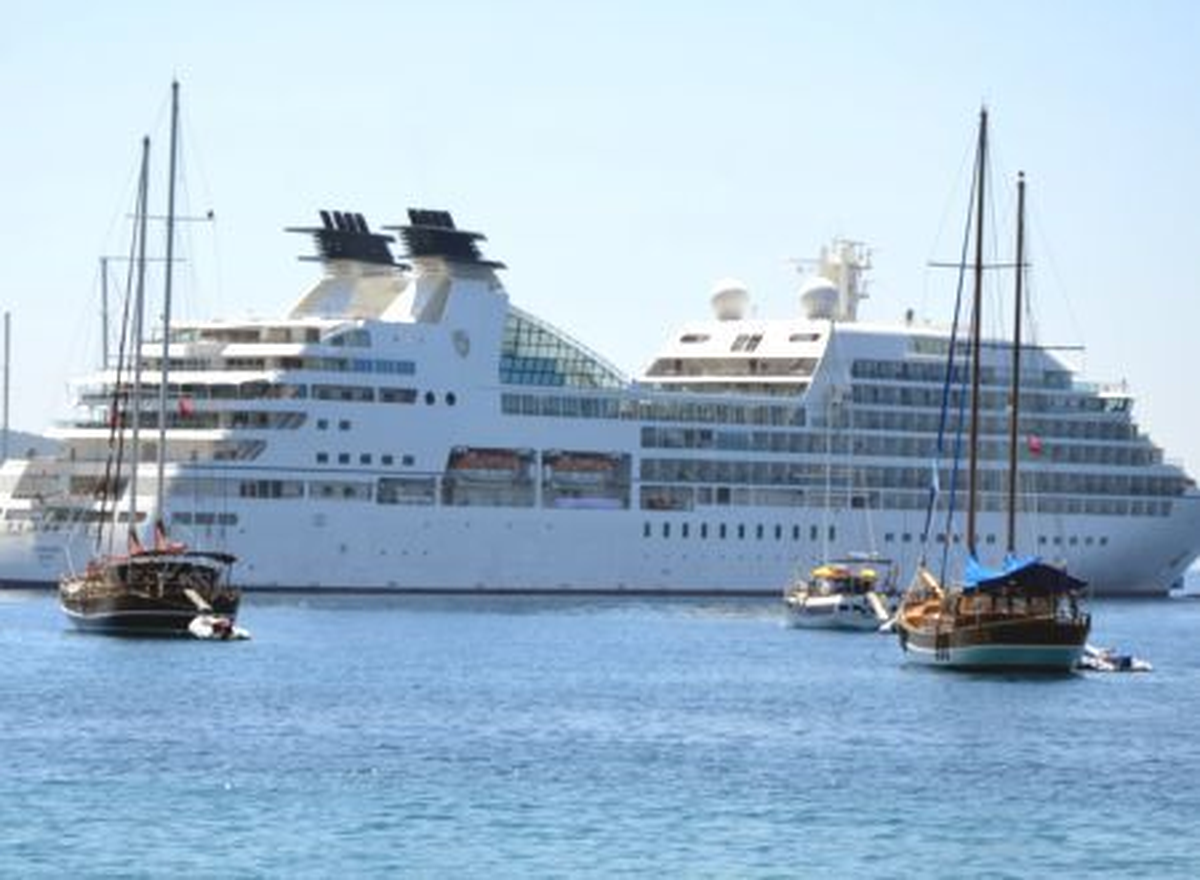 Sakız Adası\'na Yanaşamayan Kruvaziyer, Çeşme\'ye Geldi