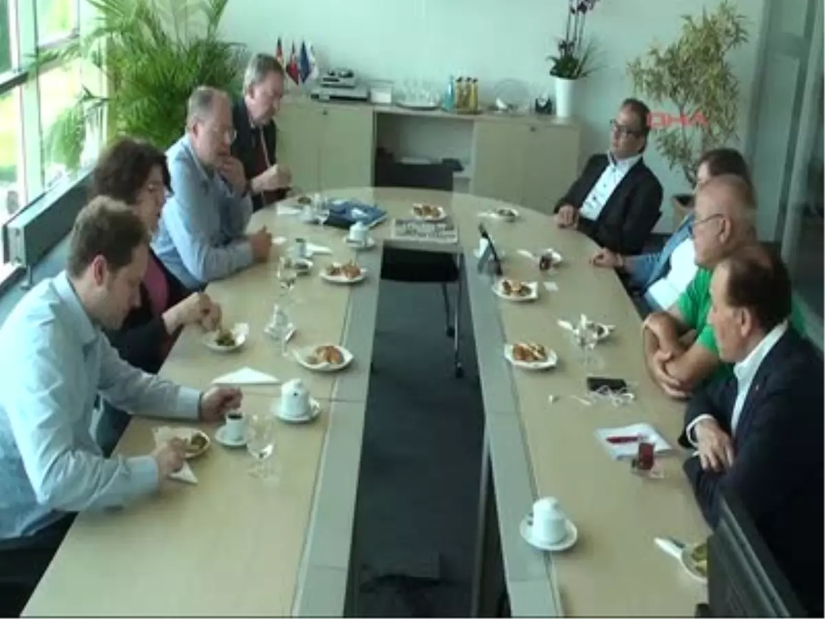 Steinbrück: Bu Ülkenin Bir Parçası Olduğunuzu Hissettirmeliyiz