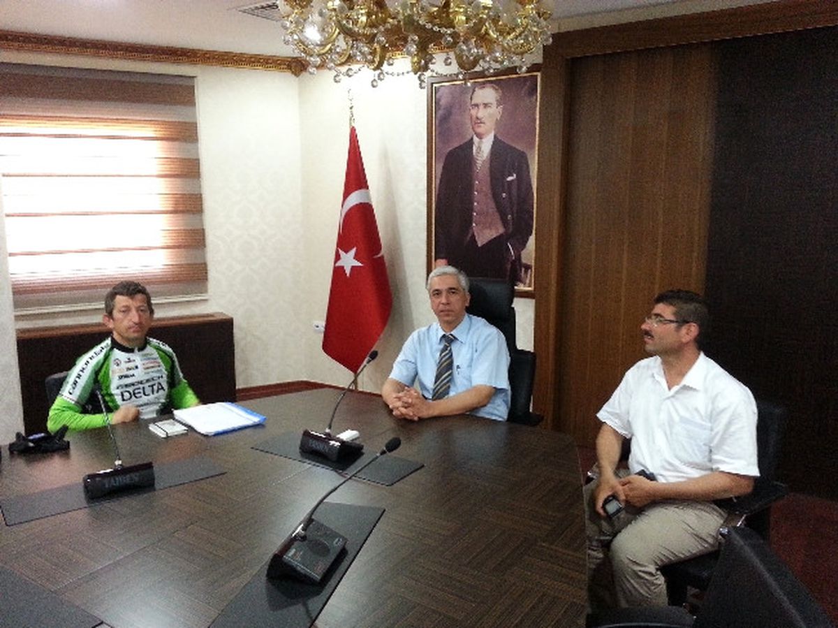 Yeşilay Gönüllüsü Bisikletçi Şanlıurfa\'da