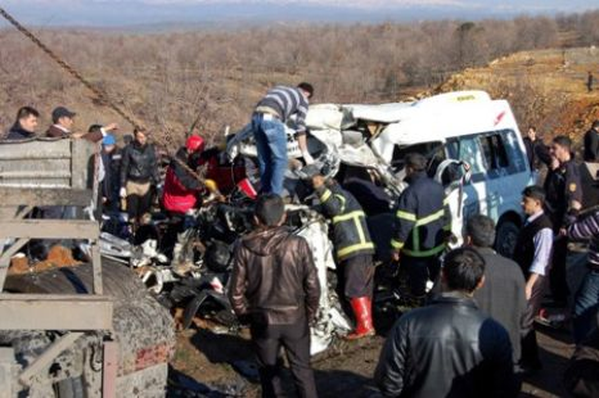 Yüksekova\'da Trafik Kazası: 1 Ölü, 15 Yaralı