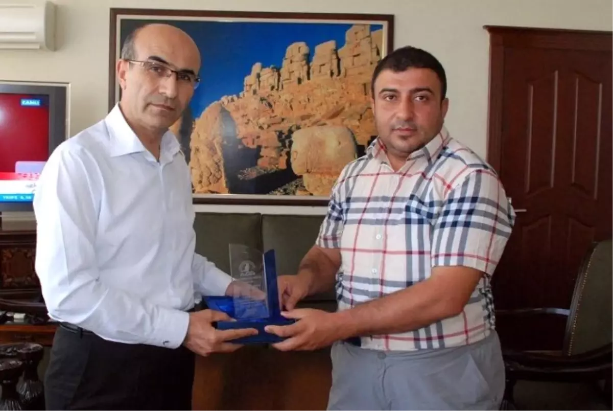 Agid\'den Vali Demirtaş\'a Plaket